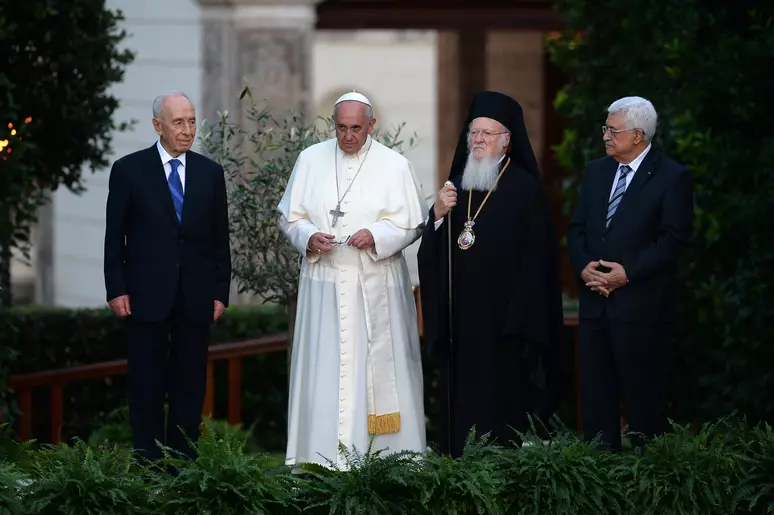 Un encuentro histórico en los jardines del Vaticano reunió al Papa Francisco, al presidente israelí Shimon Peres (izquierda), al líder palestino Mahmoud Abbas y al patriarca de Constantinopla Bartolomé I (de negro) Foto: AFP