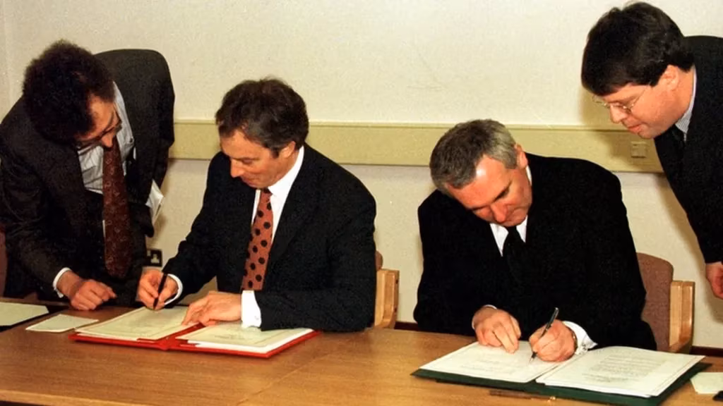 El entonces primer ministro, Tony Blair, y el entonces Taoiseach (primer ministro irlandés), Bertie Ahern, firman el Acuerdo de Viernes Santo.
