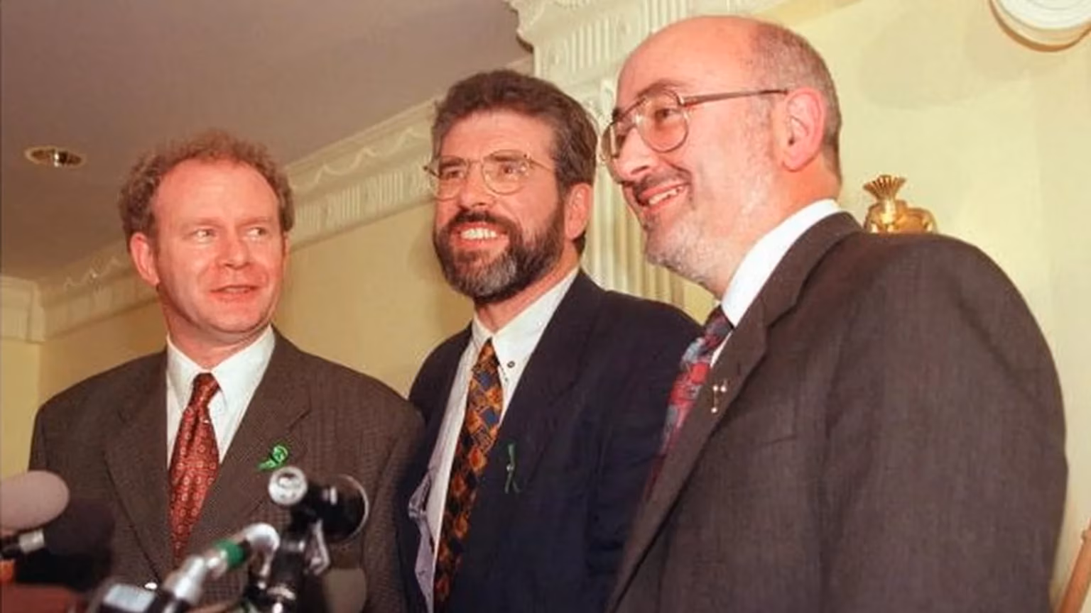 Caoimhghín Ó Caoláin (derecha) con Martin McGuinness y Gerry Adams