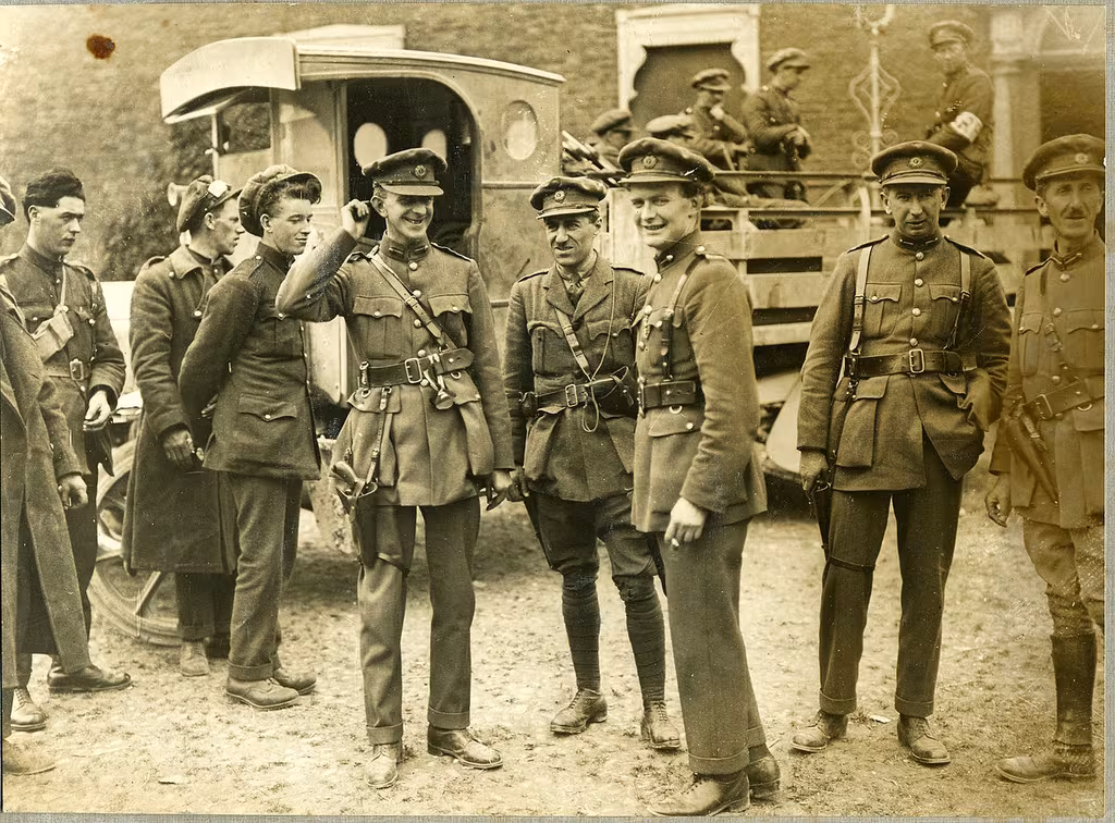 Fionán Lynch (segundo desde la derecha) y Eoin O'Duffy (cuarto desde la izquierda) durante la Guerra Civil Irlandesa