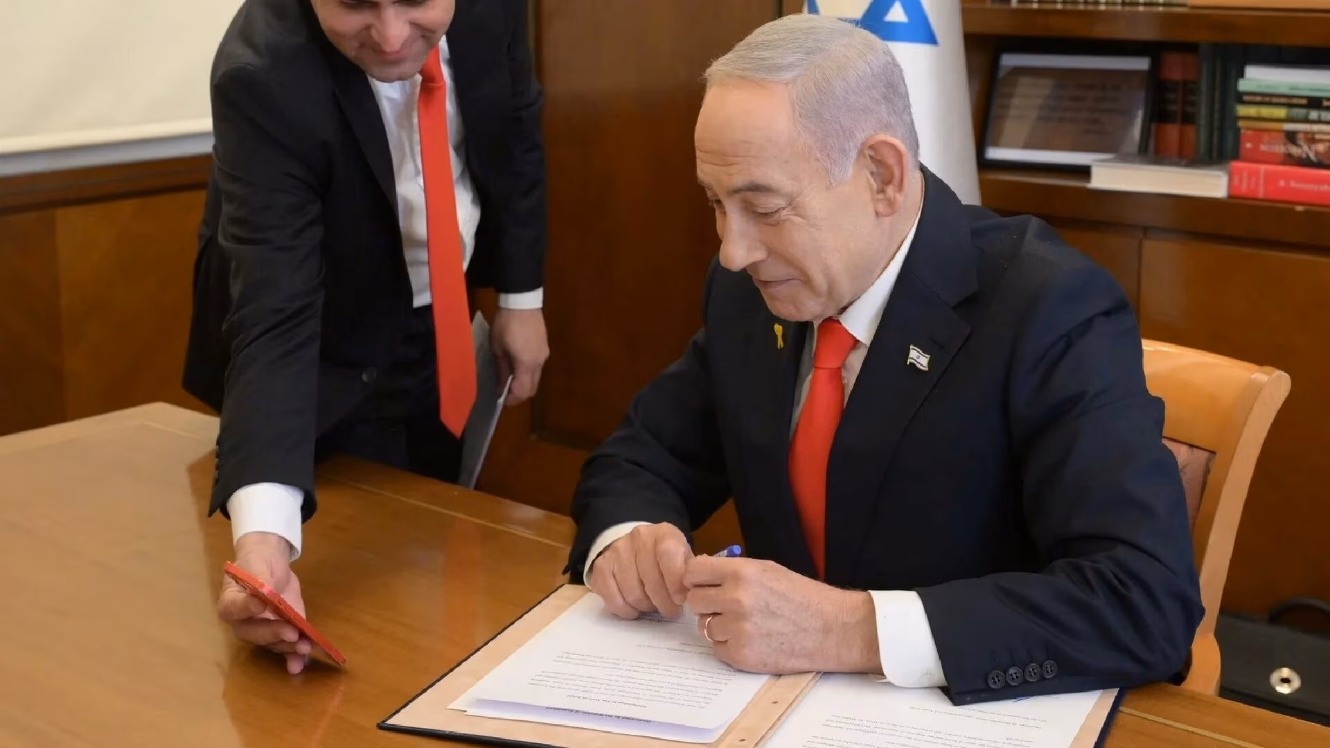 El primer ministro israelí, Benjamin Netanyahu, habla durante una videollamada con el presidente de Somalilandia, mientras firma una declaración en la que reconoce a Somalilandia como Estado. Fuente: X