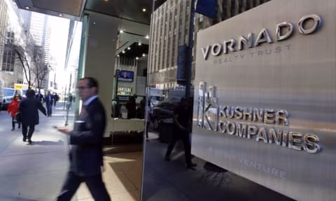Un hombre sale de la torre de oficinas 666 Fifth Avenue, propiedad de Kushner Companies. Foto: AP