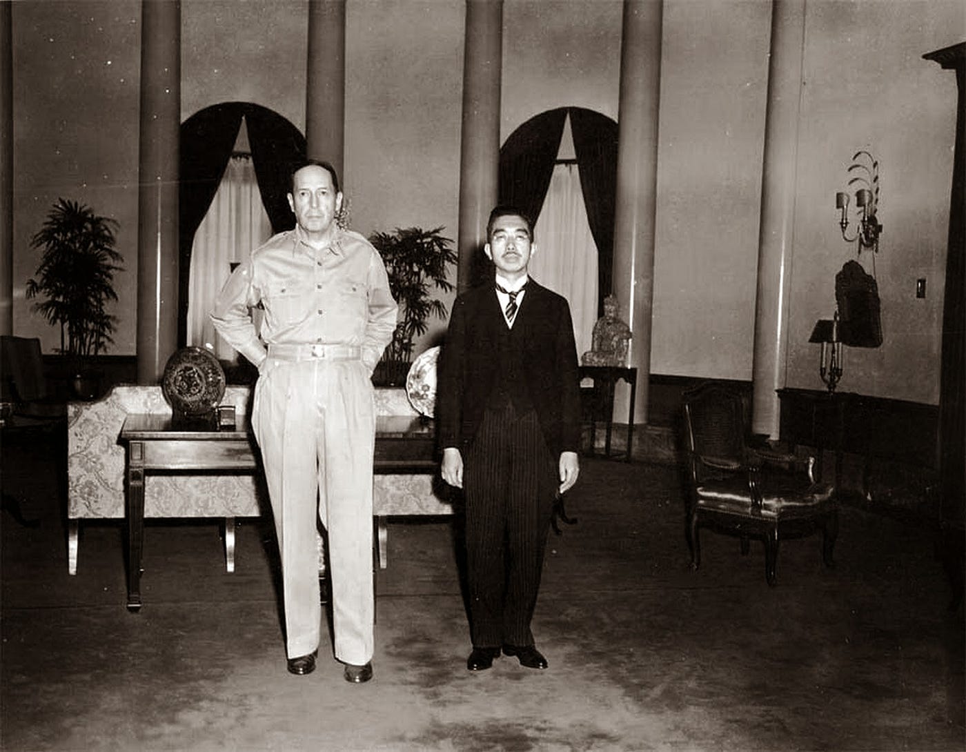 Esta es una fotografía del emperador Hirohito y el general MacArthur reunidos el 29 de septiembre de 1945, después de que Japón se rindiera al concluir la Segunda Guerra Mundial.
