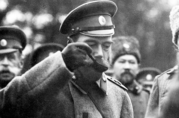 El zar Nicolás II prueba la comida de las tropas antes de su partida al frente oriental durante la Primera Guerra Mundial.