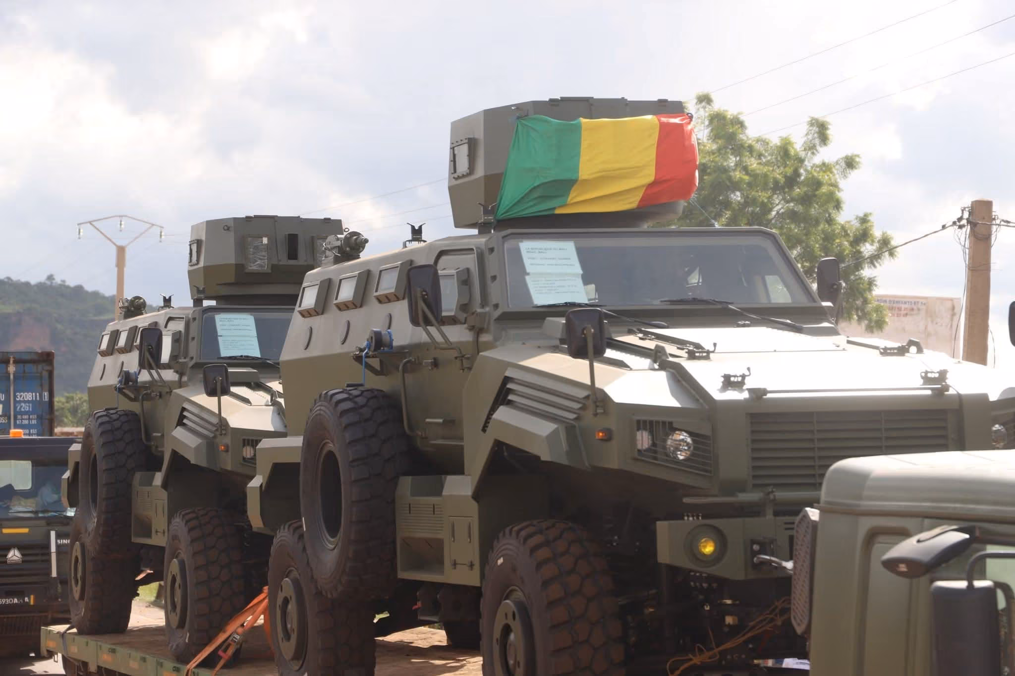 Vehículos militares ingresan en Bamako.