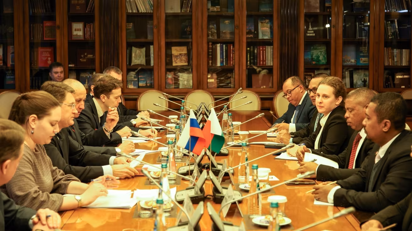 El 5 de febrero de 2026, una delegación de alto nivel encabezada por el viceprimer ministro Alexander Novak mantuvo una reunión de trabajo con el ministro malgache de las Fuerzas Armadas, Ely Maminirina Razafitombo. Fuente: African Initiative