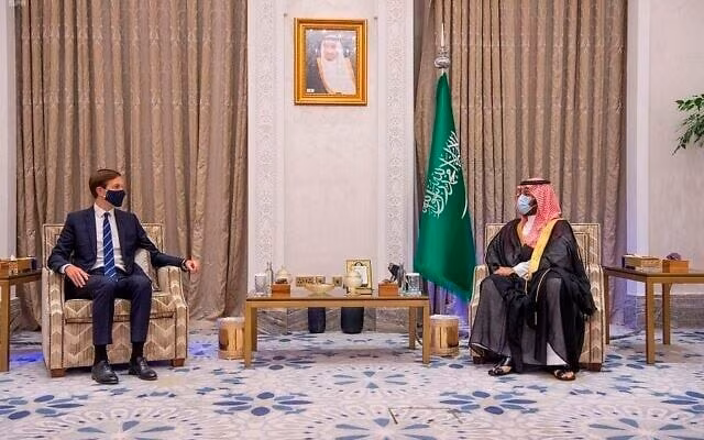 El príncipe heredero saudí Mohammed bin Salman, a la derecha, se reúne con el asesor presidencial estadounidense Jared Kushner en Riad, Arabia Saudí, el 1 de septiembre de 2020. Foto: AP