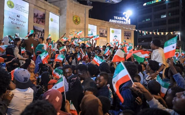Los residentes ondean banderas de Somalilandia mientras se reúnen para celebrar el reconocimiento de Israel en el centro de Hargeisa. Créditos: AFP