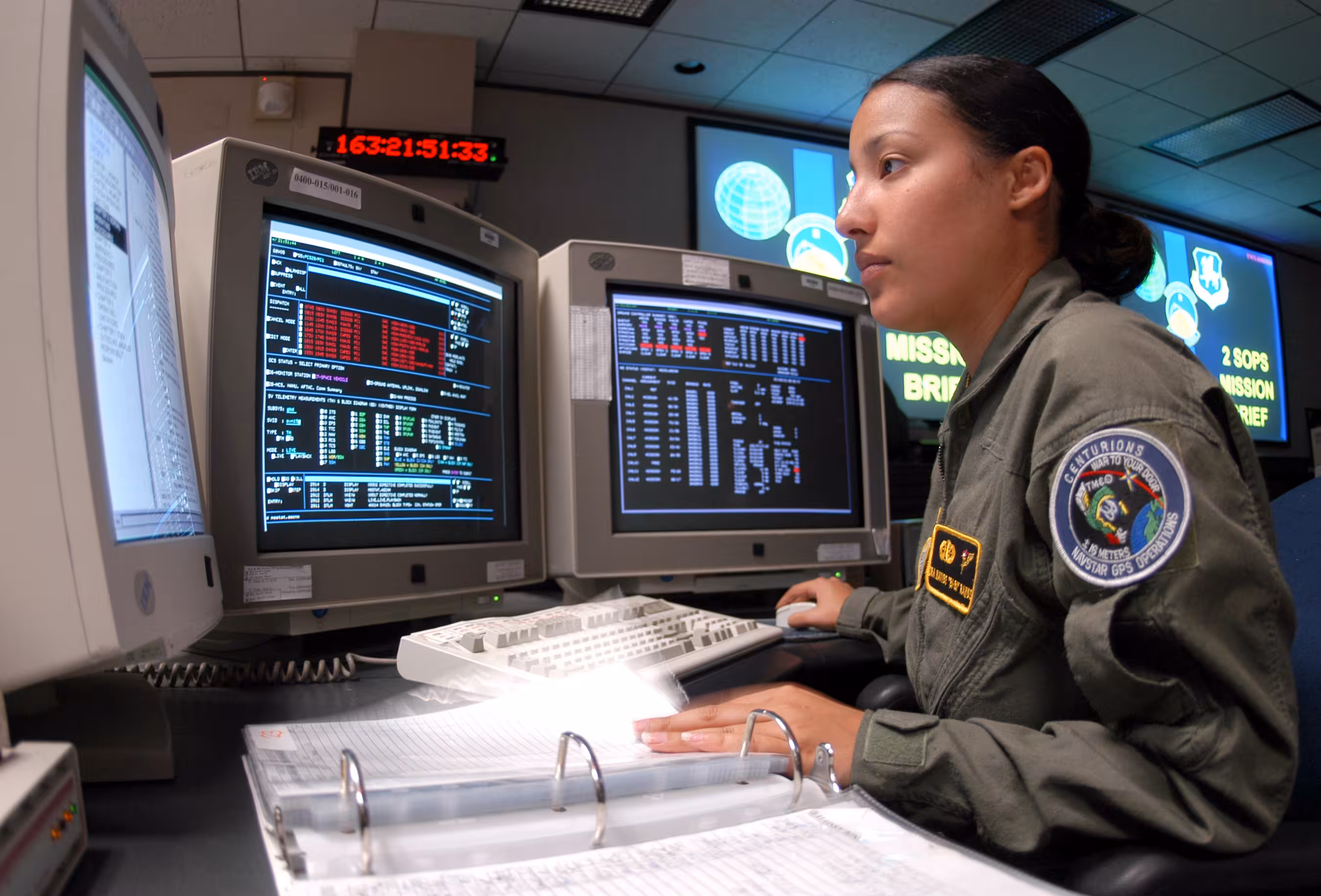 Control de satélites: La Aerotécnica Superior Nayibe Ramos revisa una lista de verificación durante las operaciones satelitales del Sistema de Posicionamiento Global (SGP).