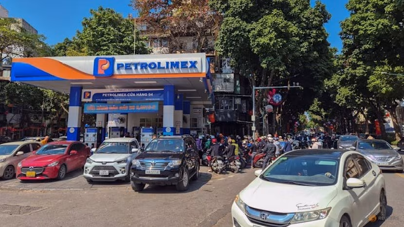 Largas colas en una gasolinera en Vietnam. Foto: Reuters