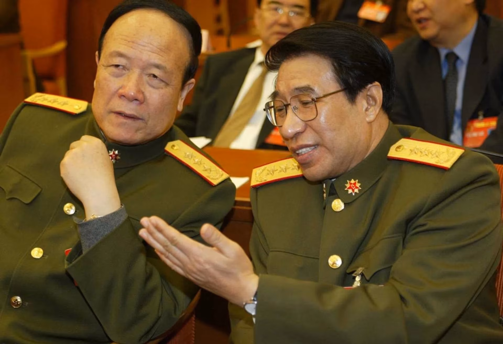Los dos ex vicepresidentes de la CMC, Guo Boxiong (izquierda) y Xu Caihou, en una sesión en el Gran Salón del Pueblo, Pekín, China, el 22 de octubre de 2007. ( CNS )