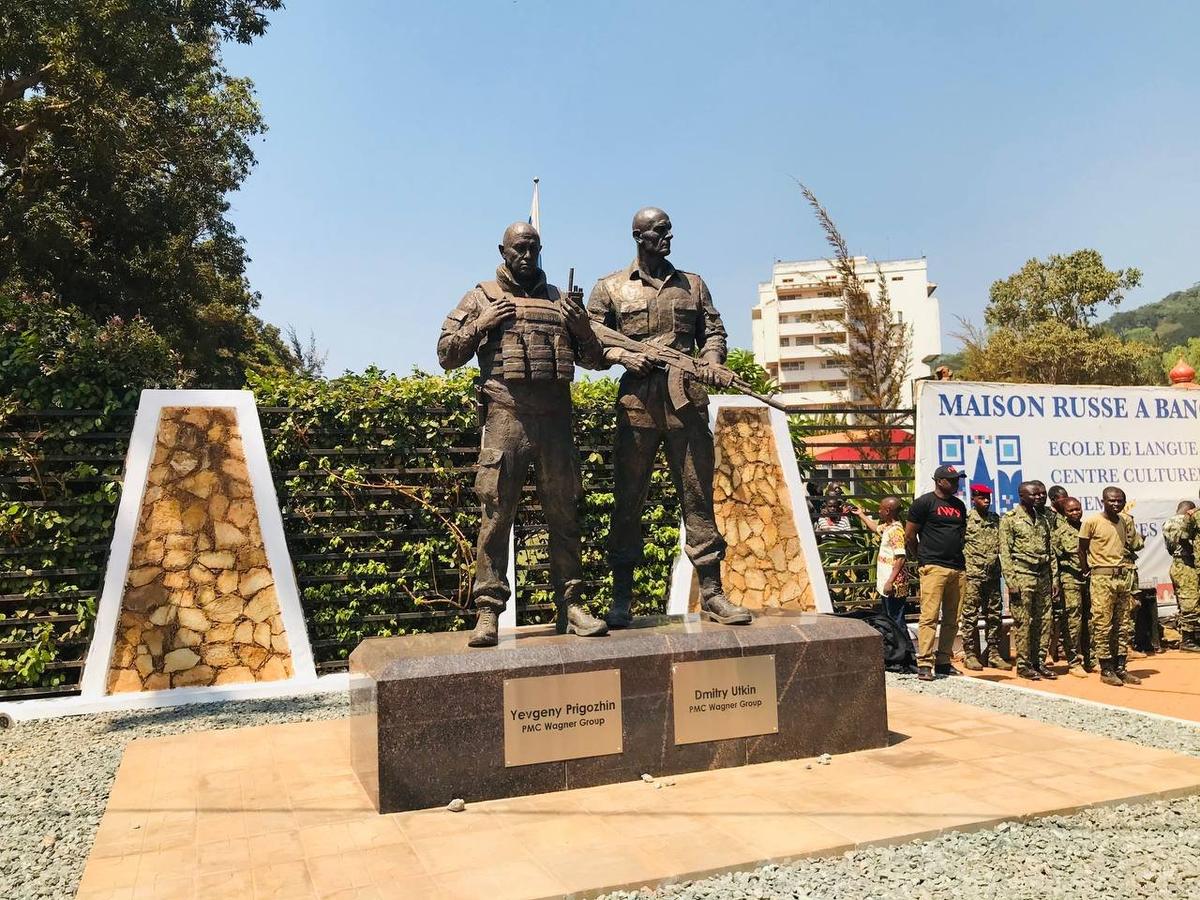 El monumento a Prigozhin y Utkin en Bangui. Foto: officersunion / Telegram