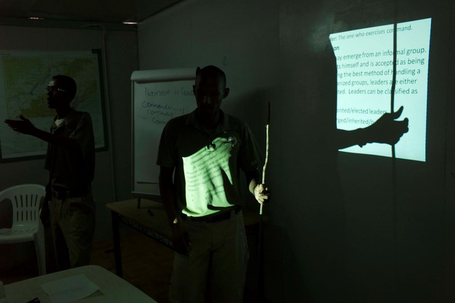 Asesores de Bancroft explican el liderazgo, la ética y la conducta de guerra en la academia militar somalí de Mogadiscio. Créditos: Wall Street Journal