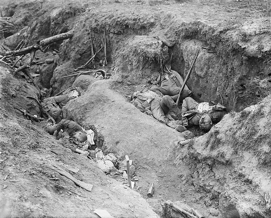 La Batalla del Somme, julio-noviembre de 1916. Soldados alemanes muertos en una trinchera alemana capturada. Cerca de Ginchy. Agosto de 1916 .