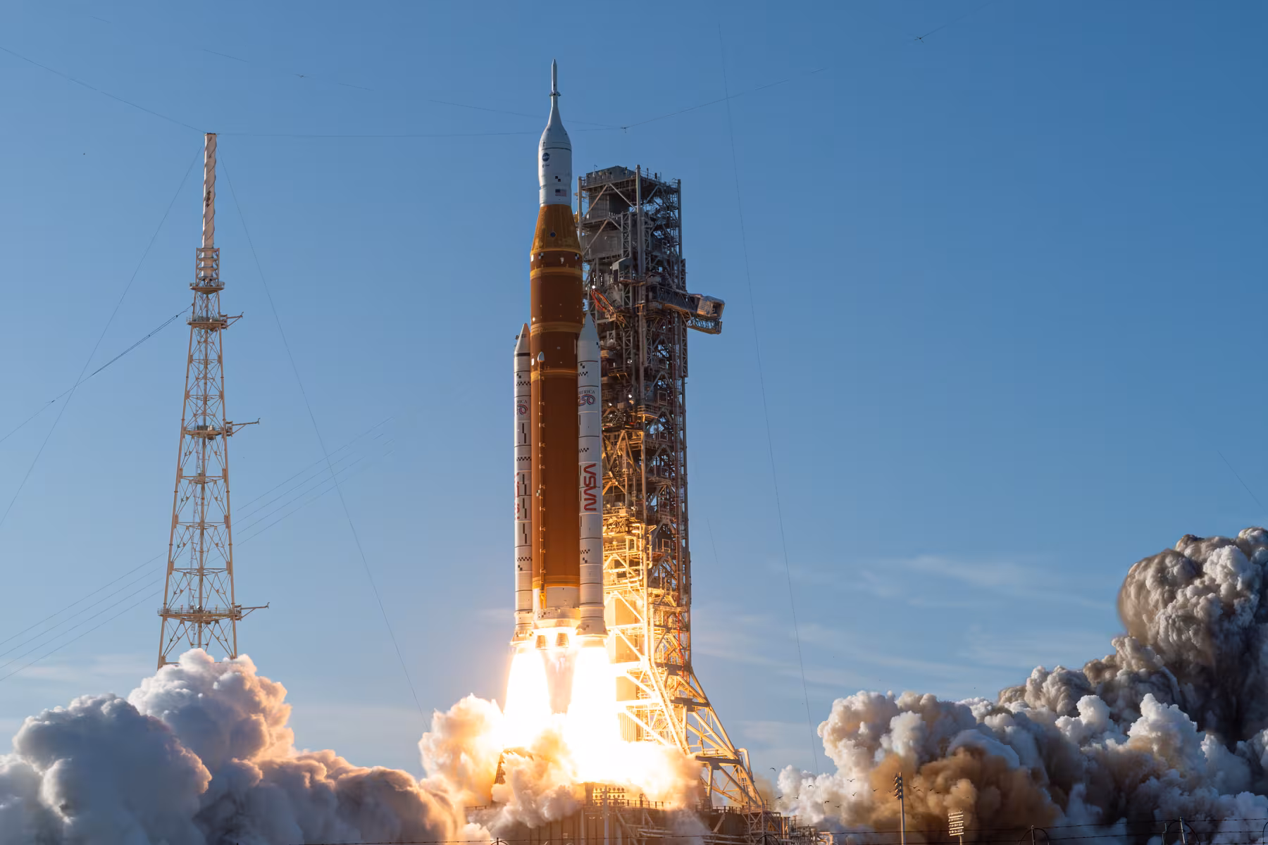 El cohete Space Launch System (SLS) de la NASA y la nave espacial Orion se lanzaron en el vuelo de prueba Artemis II el miércoles 1 de abril de 2026 desde el Complejo de Lanzamiento 39B del Centro Espacial Kennedy de la NASA en Florida.