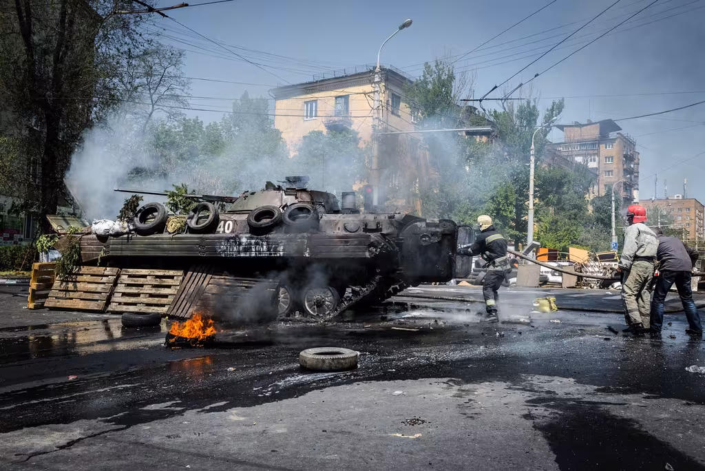 BMP-2 ucraniano ardiendo en las calles de Mariupol,10 de mayo de 2014. Fuente: #BORDERS - Felipe Passolas