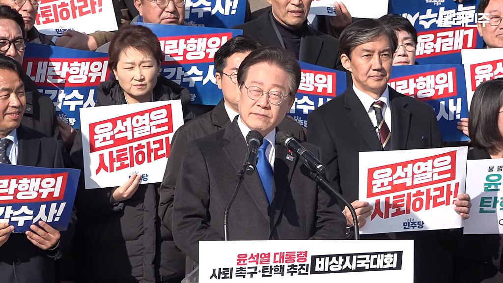 Se pide la renuncia del presidente Yoon Suk Yul ante la Asamblea Nacional el 4 de diciembre de 2024.