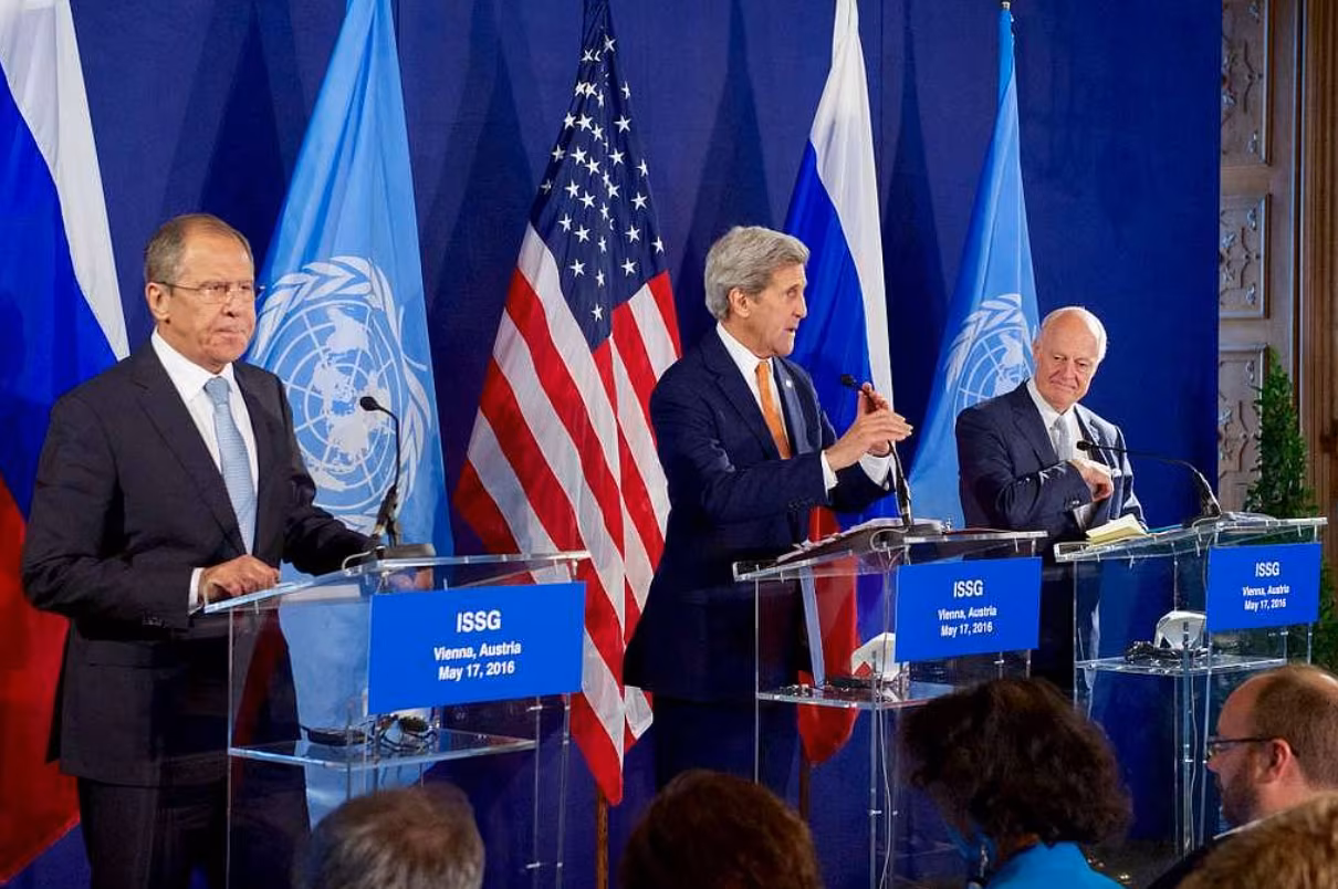 El secretario de Estado estadounidense, John Kerry, se encuentra entre el ministro de Asuntos Exteriores ruso, Serguéi Lavrov, y el enviado especial de las Naciones Unidas para Siria, Staffan de Mistura.