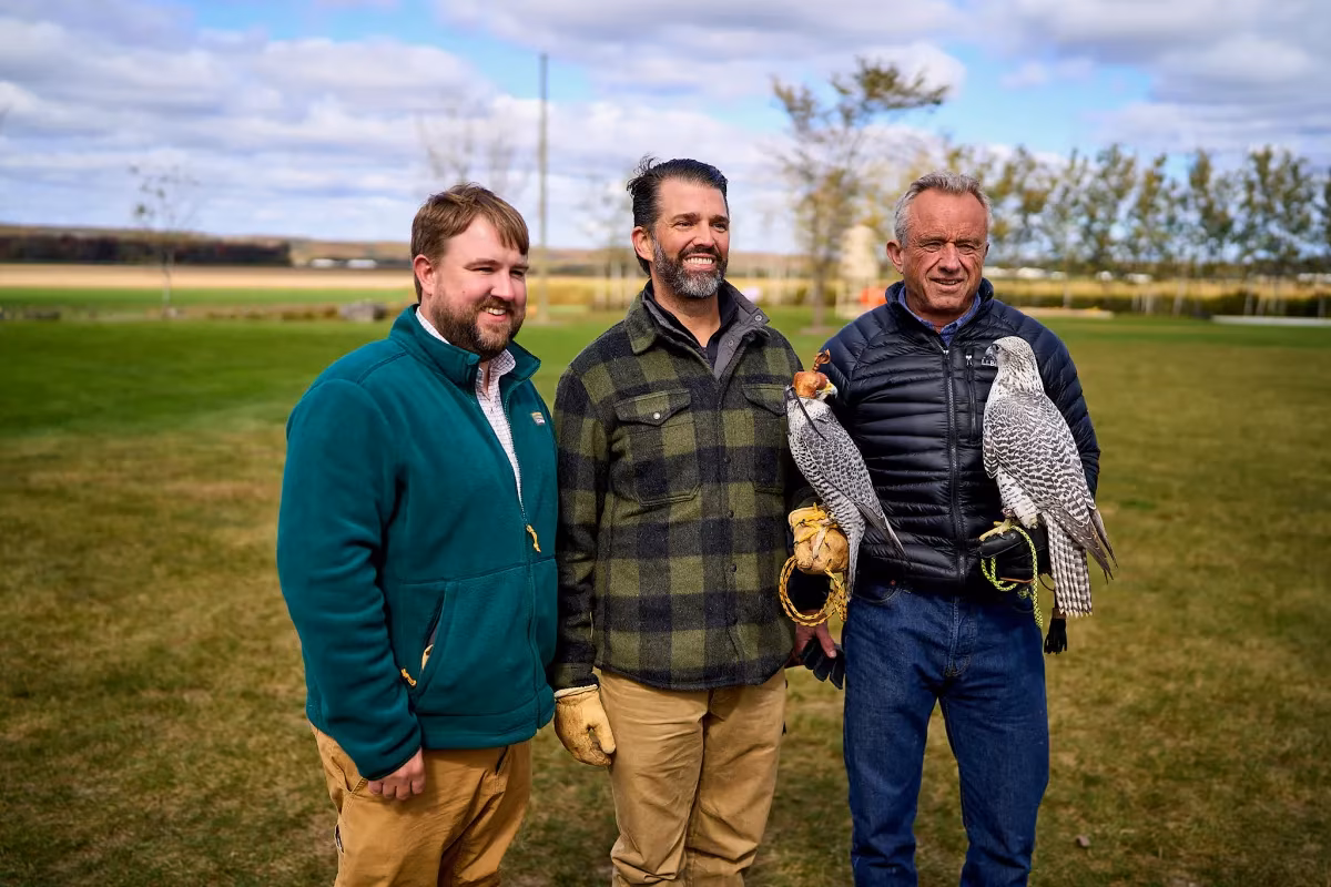 Ches McDowell, Donald Trump Jr. y Robert F. Kennedy Jr. en Goshen, Nueva York, en octubre de 2024. (Cortesía de McDowell)