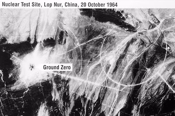 Campo de pruebas nucleares de Lop Nur cuatro días después de la prueba "596". Imagen tomada por el satélite de inteligencia KH-4 Corona.