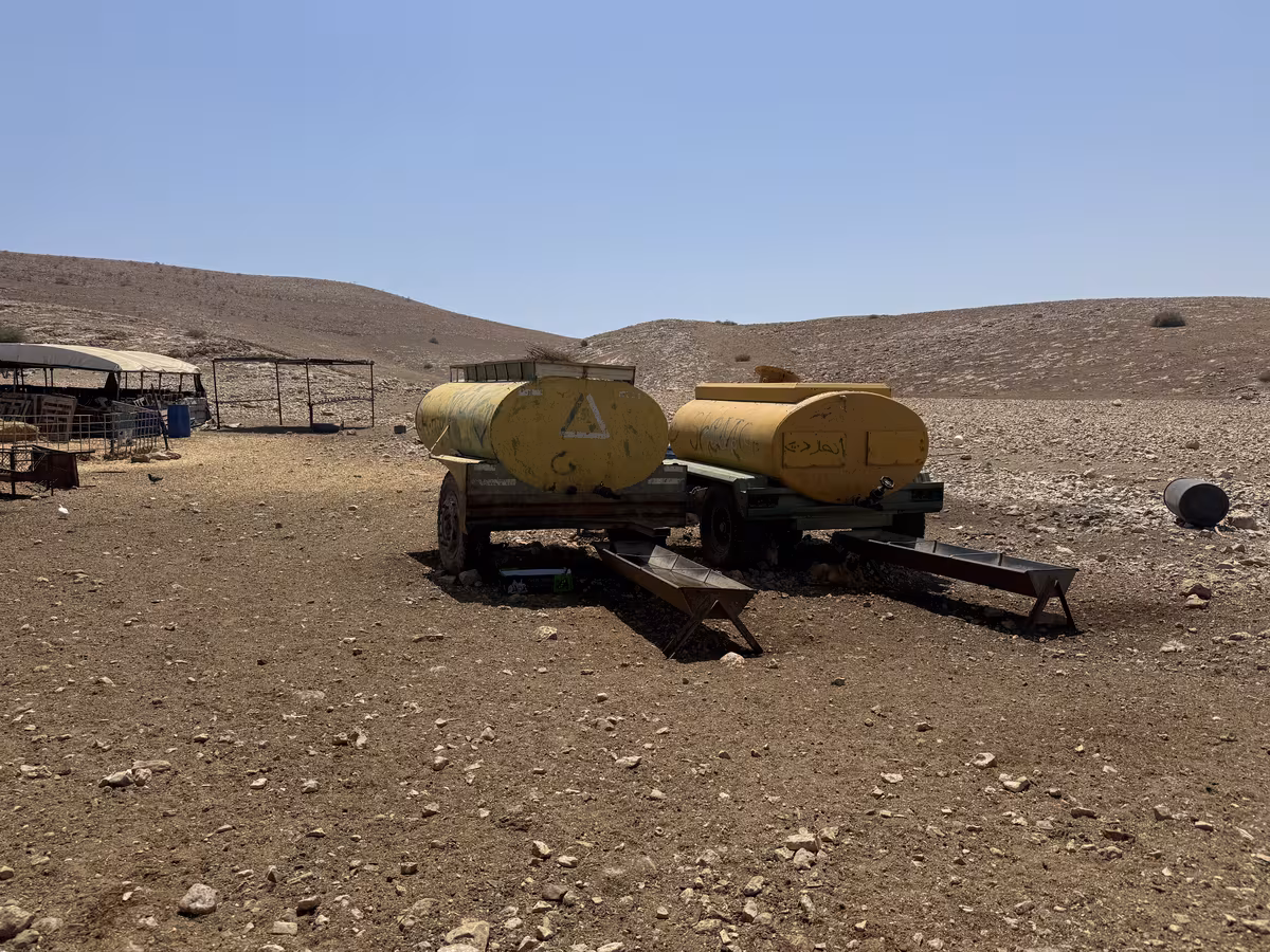 Depósitos de agua una granja palestina bajo orden de demolición. Estos depósitos suelen ser el objetivo principal de los ataques de los colonos. Fuente: The Political Room
