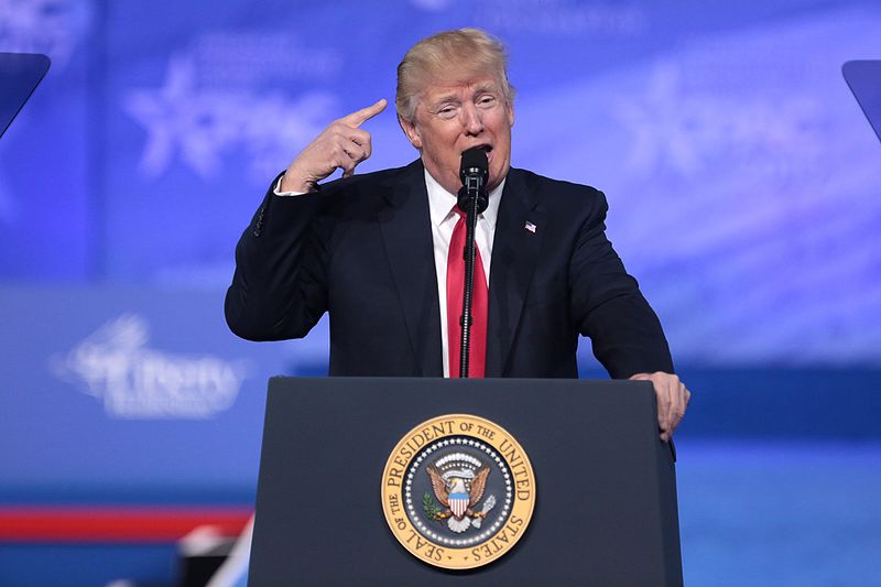 El presidente de los Estados Unidos, Donald Trump, hablando en la Conferencia de Acción Política Conservadora (CPAC) de 2017 en National Harbor, Maryland. Gage Skidmore