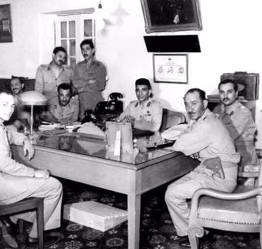 Los Oficiales Libres egipcios instantes después del golpe de estado de 1952.