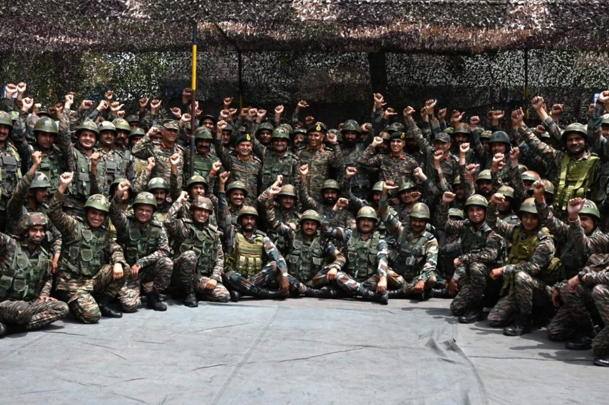 El General Upendra Dwivedi , Jefe del Estado Mayor del Ejército , revisó la preparación operativa en el Sector Paragwal de Jammu y Cachemira (J&K) y visitó la División Tigre, donde elogió a las tropas por su destacado desempeño en la OPERACIÓN SINDOOR.