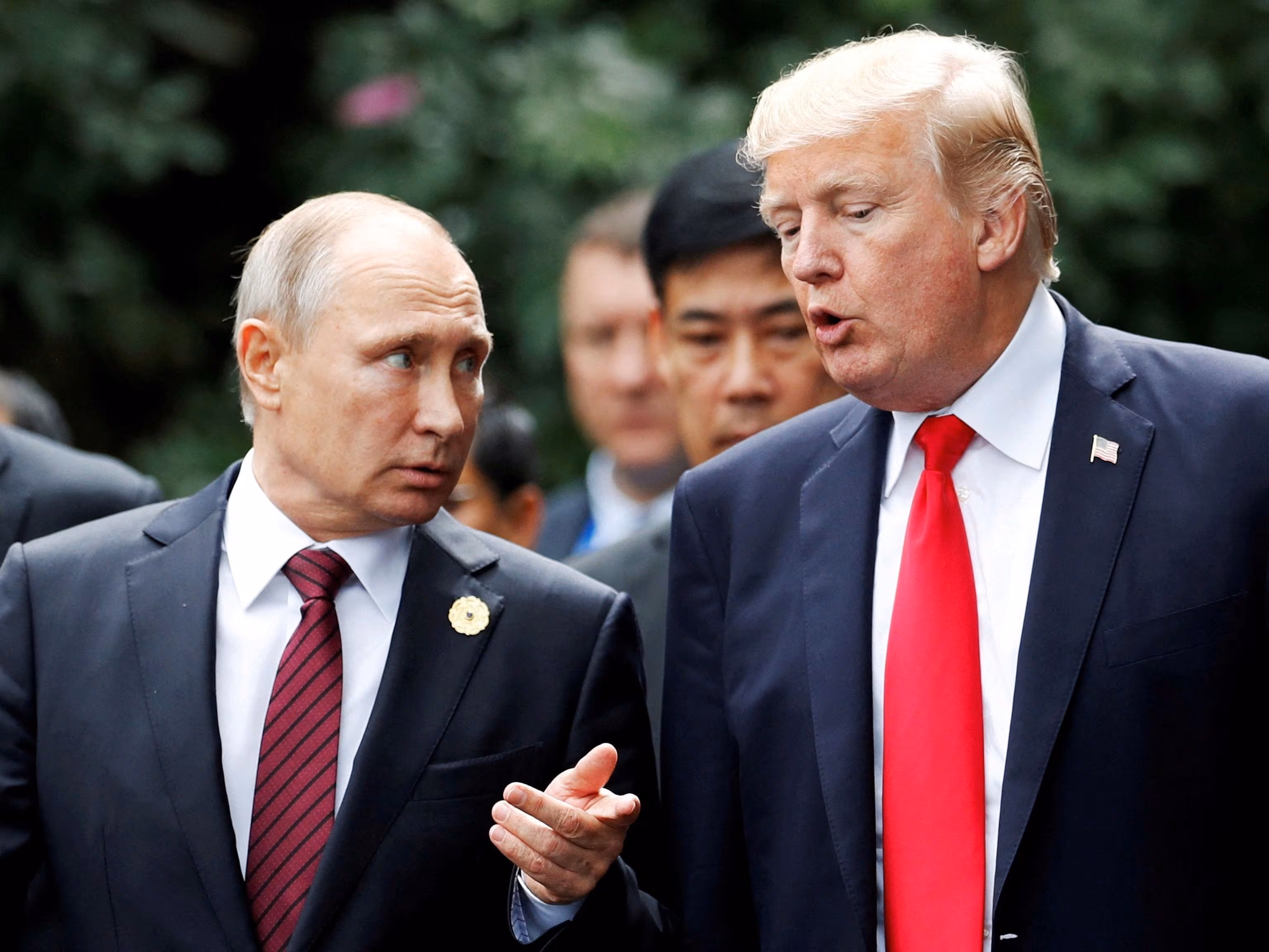 Trump conversa con Vladímir Putin durante una cumbre en 2019.