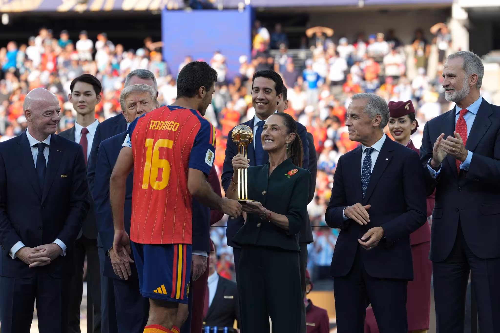 Sheinbaum entrega a "Rodri", el capitán de la selección española, el trofeo al mejor jugador del torneo.