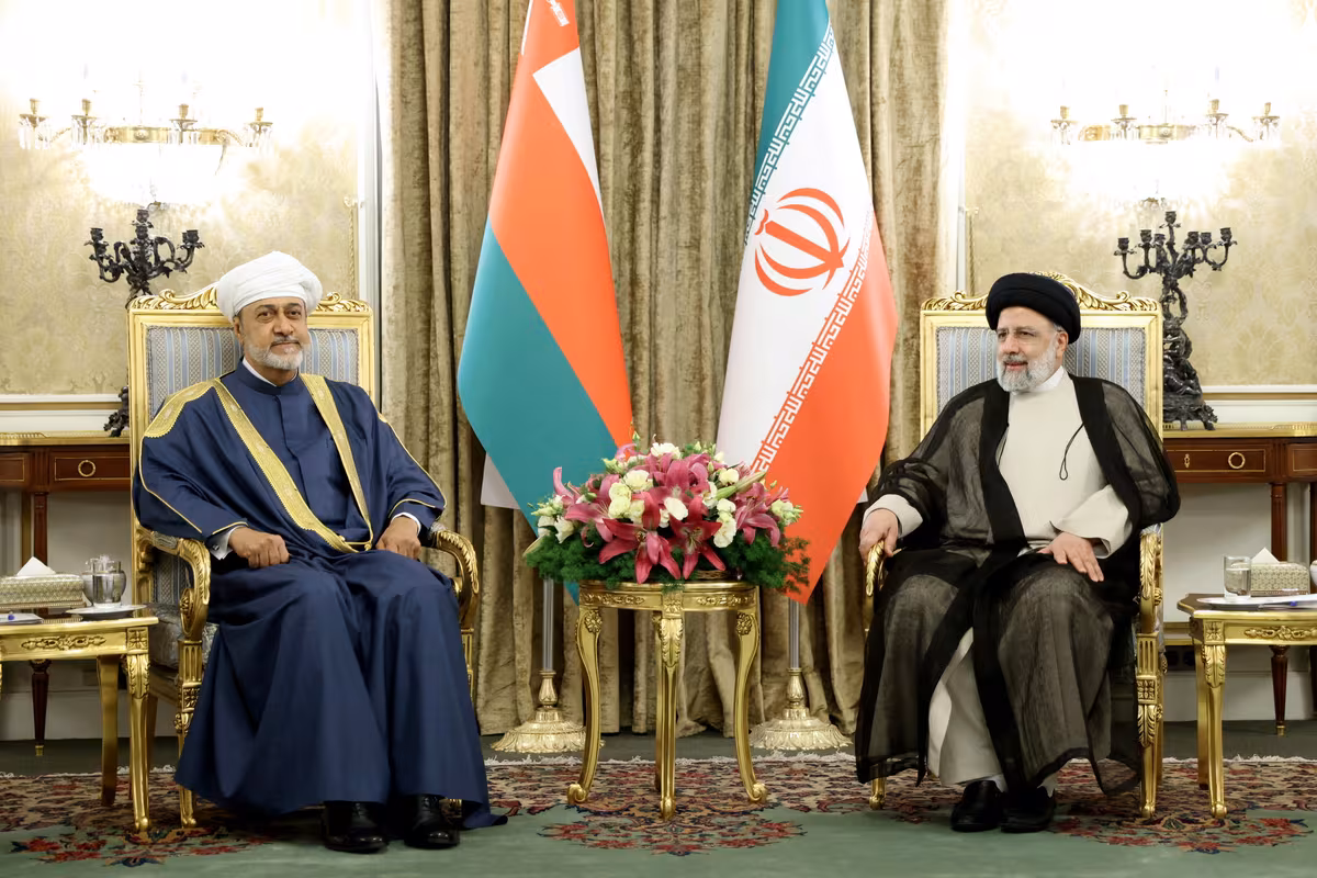 El presidente iraní Ebrahim Raisi se reúne con el sultán de Omán, Haitham bin Tariq, en Teherán, Irán, el 28 de mayo de 2023. Presidencia de Irán/WANA 