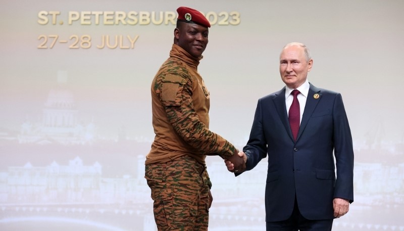 El capitán Ibrahim Traoré junto al presidente ruso Vladimir Putin. Créditos: TASS