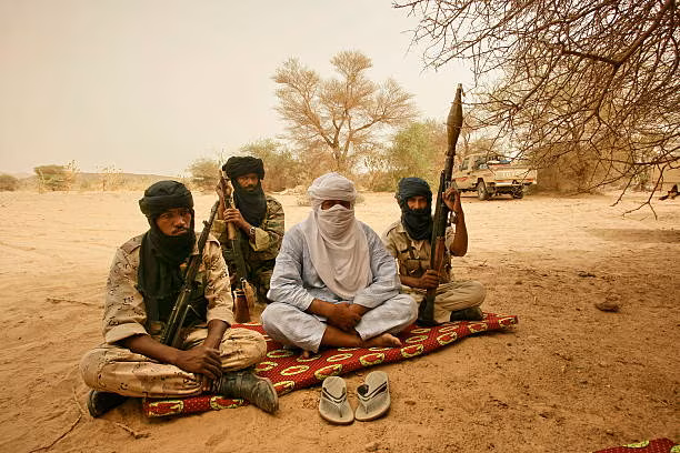 Iyad Ag Ghali, de blanco, en una imagen tomada en julio de 2006 en un lugar indeterminado. Patrick Robert - Corbis (Corbis via Getty Images)