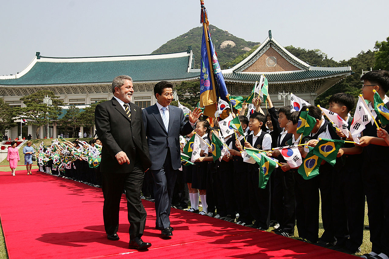 El presidente de Brasil, Luiz Inácio Lula da Silva, y el presidente de Corea del Sur, Roh Moo-hyun, son recibidos por niños en la ceremonia oficial de llegada en Seúl, el 24 de mayo de 2005.