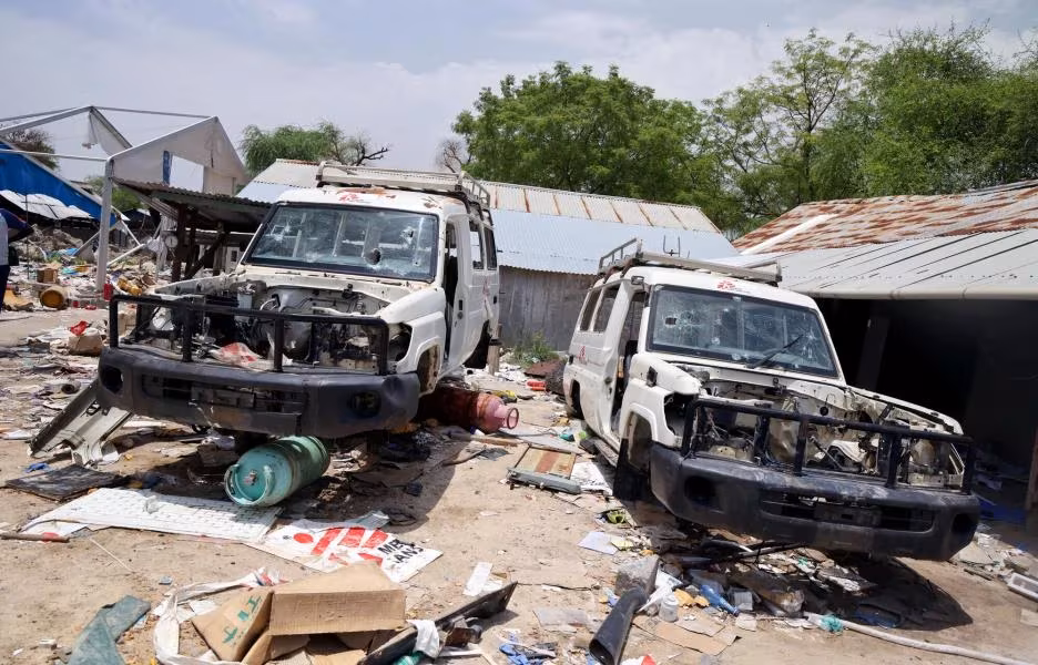 Vehículos MSF vandalizados y destruidos tras el bombardeo del hospital de Lankien, en febrero de 2026. © Stefan Pejovic/MSF