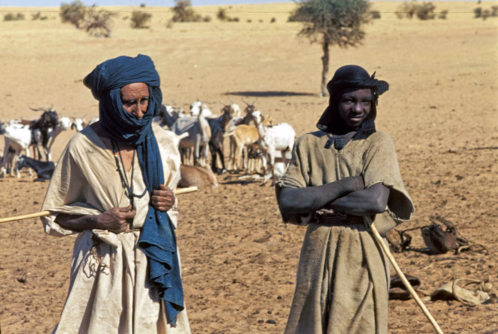 Un nómada tuareg y su esclavo en Mali.