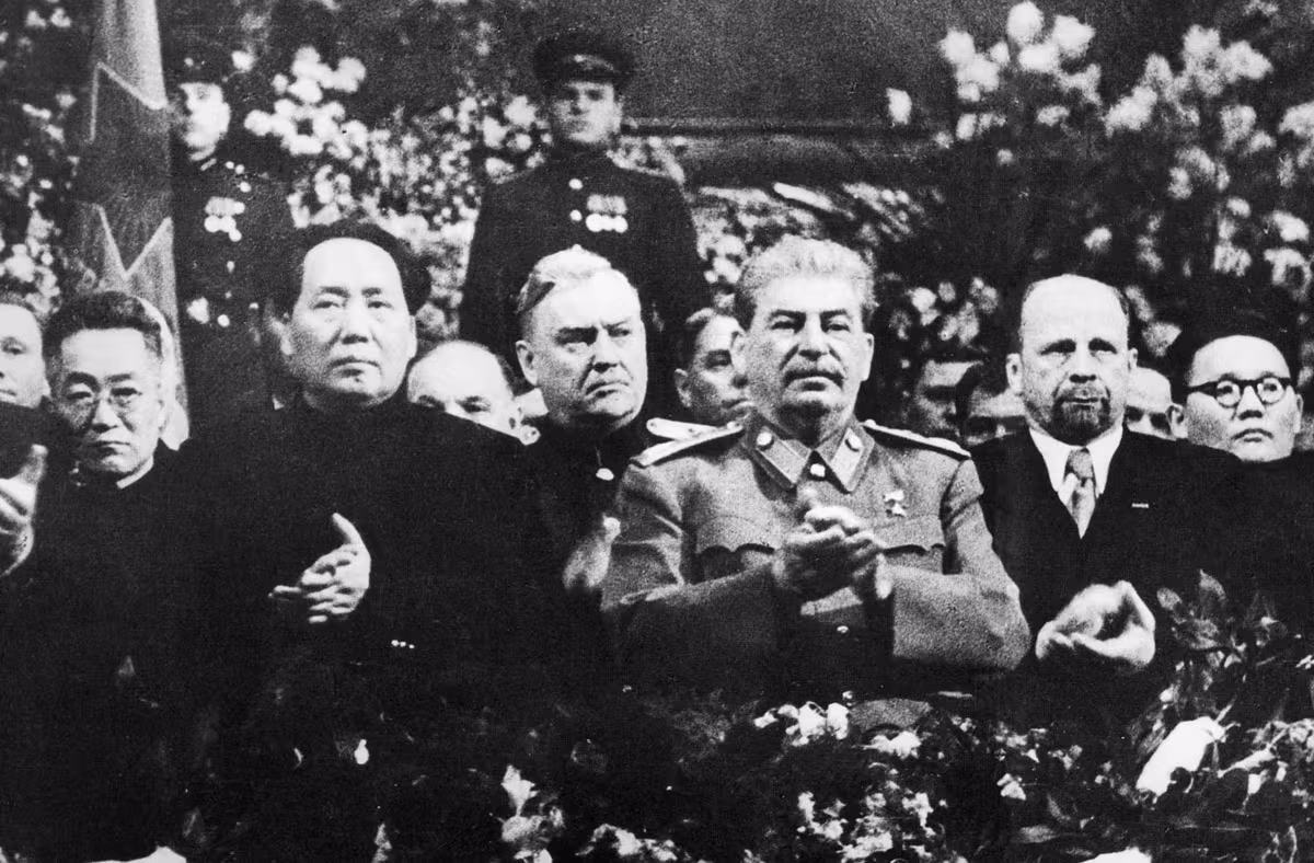 Mao junto a Stalin en una ceremonia organizada por el 70 cumpleaños de Stalin en Moscú en diciembre de 1949. 