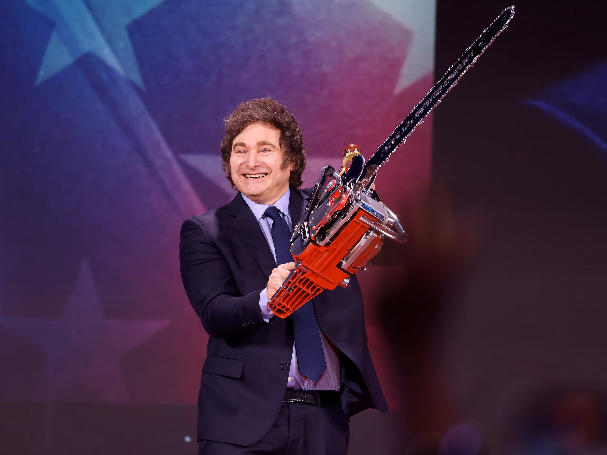 Milei con una motosierra, 2025
