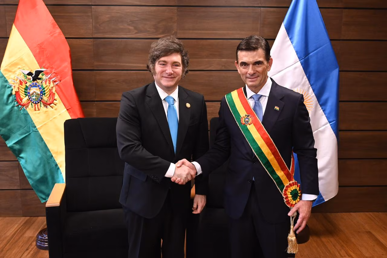 El Presidente Milei saluda a su par de Bolivia, Rodrigo Paz Pereira.