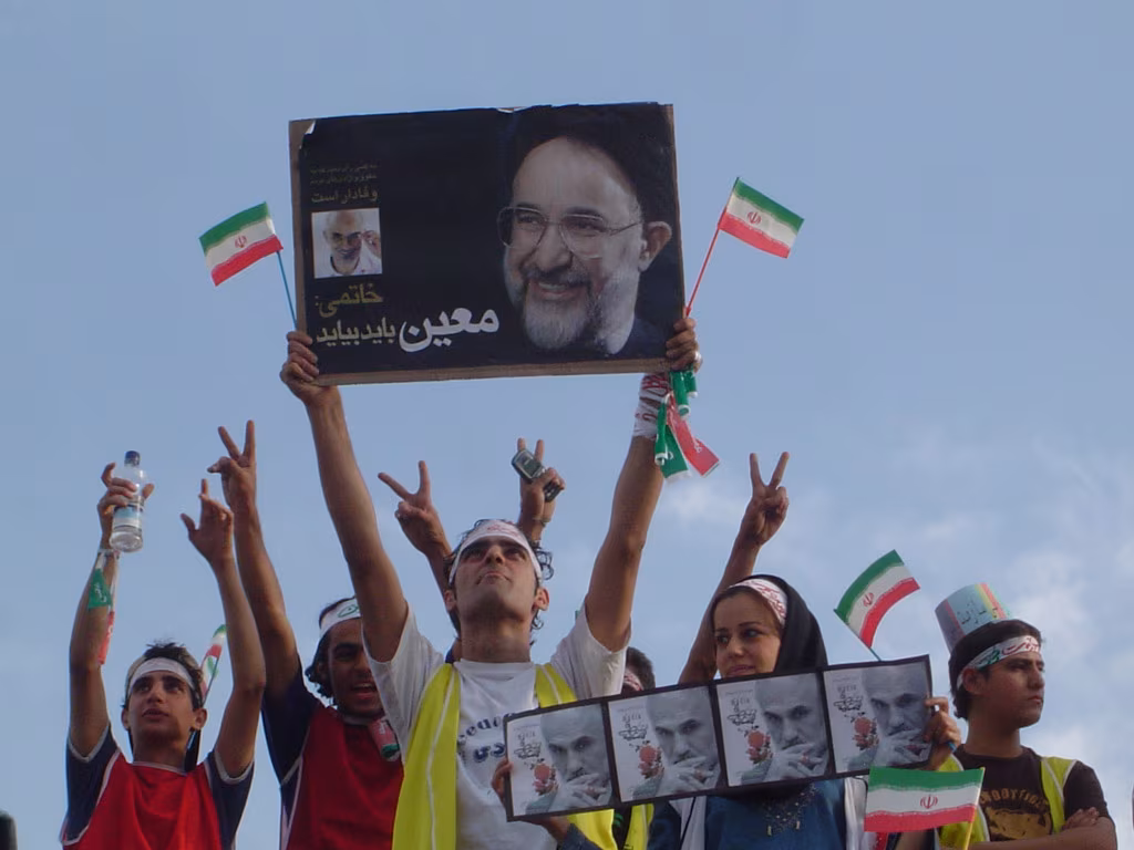 Partidarios del reformista Mustafa Moin durante la campaña electoral de las elecciones presidenciales iraníes de 2005 con un cartel del presidente reformista Mohammed Khatami.