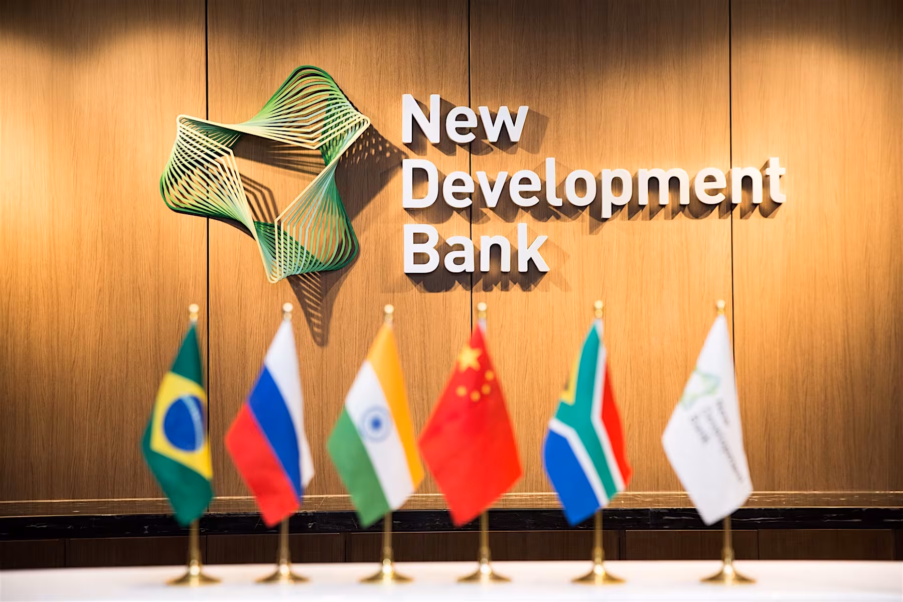 Logotipo del Nuevo Banco de Desarrollo en la sede de la entidad financiera en Shanghái