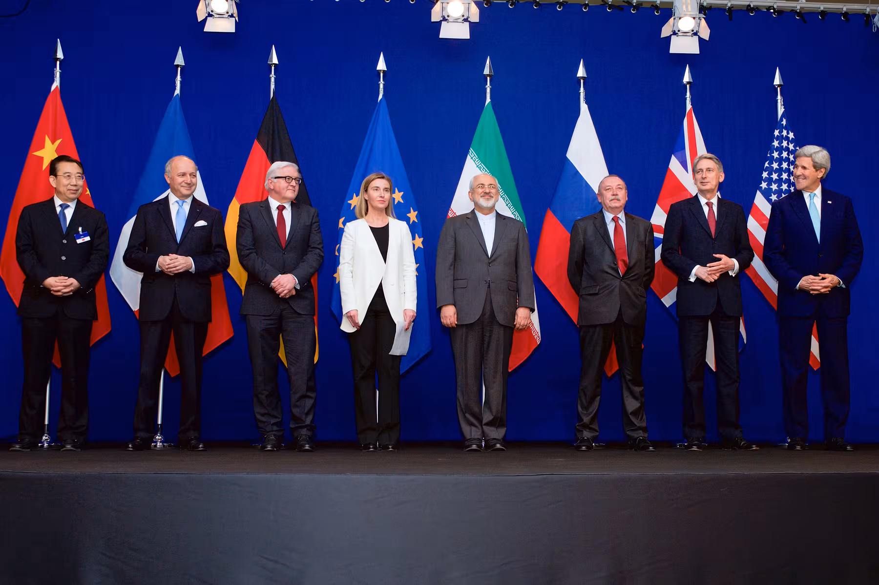 Los ministros de Asuntos Exteriores y otros funcionarios de los países del P5+1, la Unión Europea e Irán anunciando el marco de un acuerdo integral sobre el programa nuclear iraní.