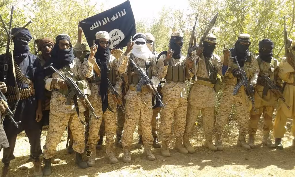 Combatientes del ISGS en Burkina Faso durante una ceremonia de juramento al Estado Islámico en abril de 2018.