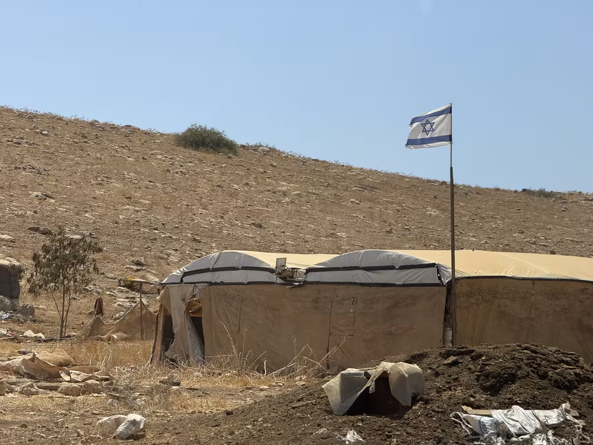 Granja recientemente conquistada por los colonos. Allá donde expulsan a comunidades palestinas, plantan la bandera israelí como signo de conquista. Fuente: The Political Room