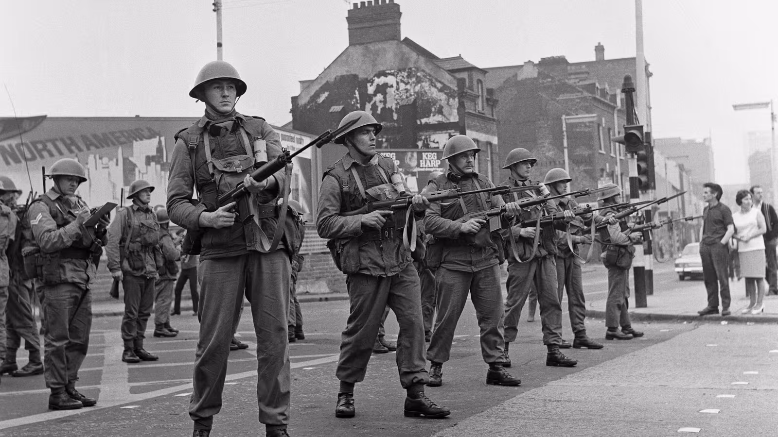 Una línea de tropas británicas hace guardia en la zona de Falls Road, en Belfast, devastada por los disturbios. Autor: Sasha Wylie