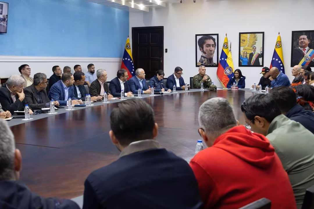 Desde el Palacio de Miraflores en Caracas, la presidenta encargada de la República Bolivariana de Venezuela, Delcy Rodríguez, lideró este domingo el Consejo de Ministros número 757, con el propósito de garantizar la paz y la soberanía nacional.