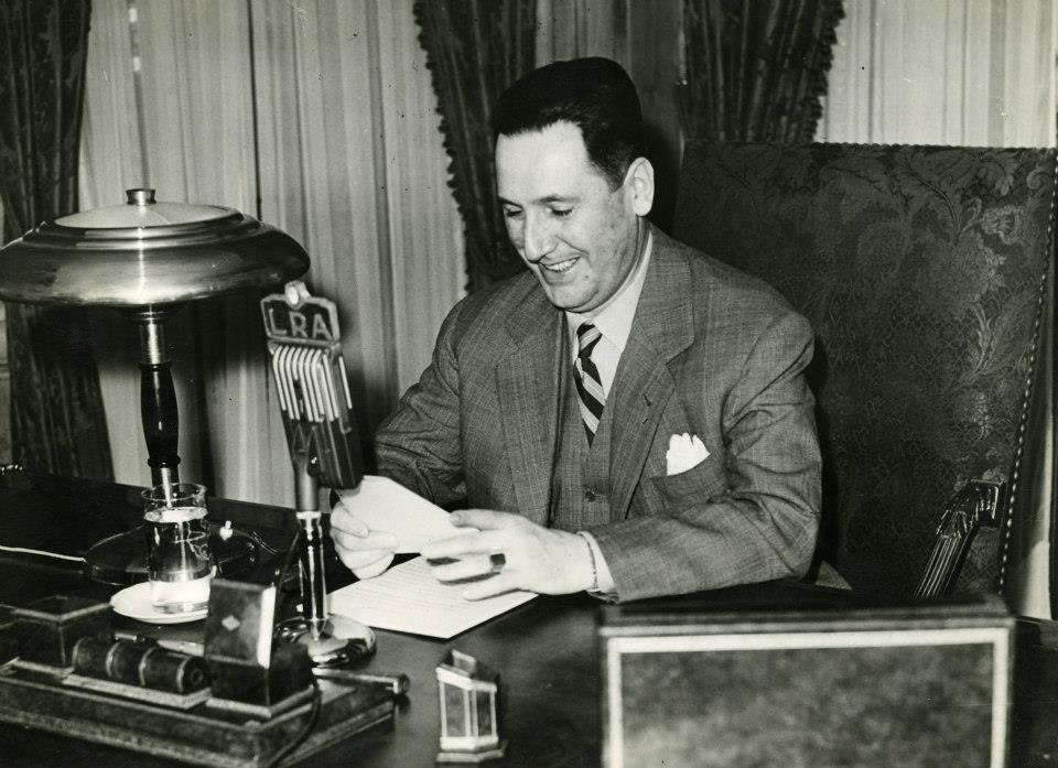 El Presidente Juan Domingo Perón hablando por LRA Radio Nacional. Fuente: Archivo General de la Nación Argentina