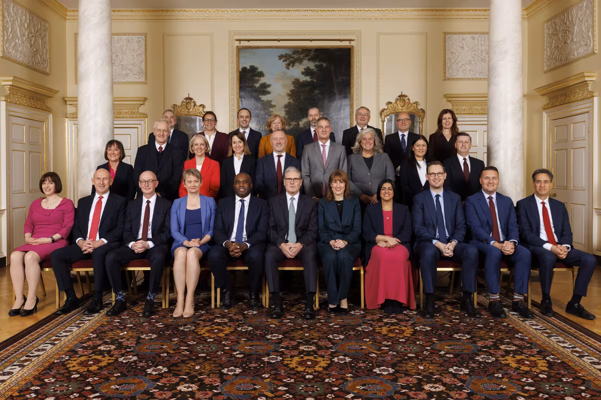 El primer ministro Keir Starmer posa con miembros de su gabinete para la fotografía oficial del gabinete en el número 10 de Downing Street. Fotografía de Simon Dawson / No 10 Downing Street