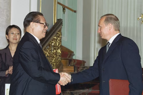 Jiang Zemin y Vladimir Putin tras la firma del Tratado de buena vecindad y cooperación amistosa entre la República Popular China y la Federación de Rusia..