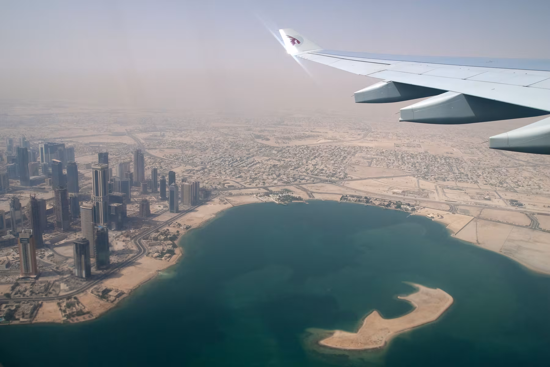 Fuera de los rascacielos de Doha abundan los campamentos de trabajadores.